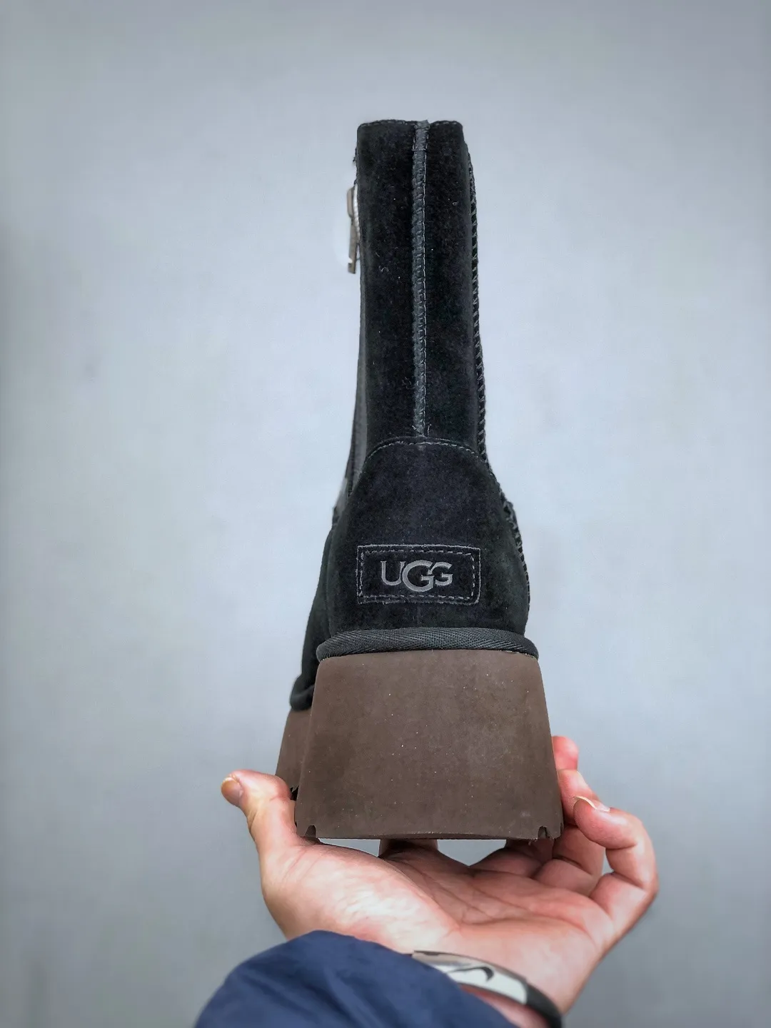 Local self-pickup💰700 supports store placement. The top version on the market UGG Fishman Thick-soled Pencil Boots. 5cm thick sole. Xiaohongshu’s hot model. Produced by a major foreign trade factory in Guangzhou. Toe box to insole are all made of genuine sheep fur. Independent outer box packaging. Chip. Waterproof technology. Differentiated from any version on the market. 5cm thick sole. Independent original development of outsole. Cashmere insole. Keep warm in winter. It is a very suitable choice for home use. In the new year, uug launches a style series. Partly catered to the preferences of young consumers, it has also moved to the forefront of fashion trends. Shoe body material: water-repellent coated suede upper, 17 mm UGGPURE™ implanted wool insole, lightweight non-slip and comfortable rubber outsole, with brand LOGO and trademark, with full packaging. Size: 35 36 37 38 39 40